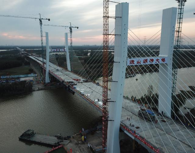 中国北方最长跨湖桥梁—枣菏高速微山湖特大桥顺利合龙