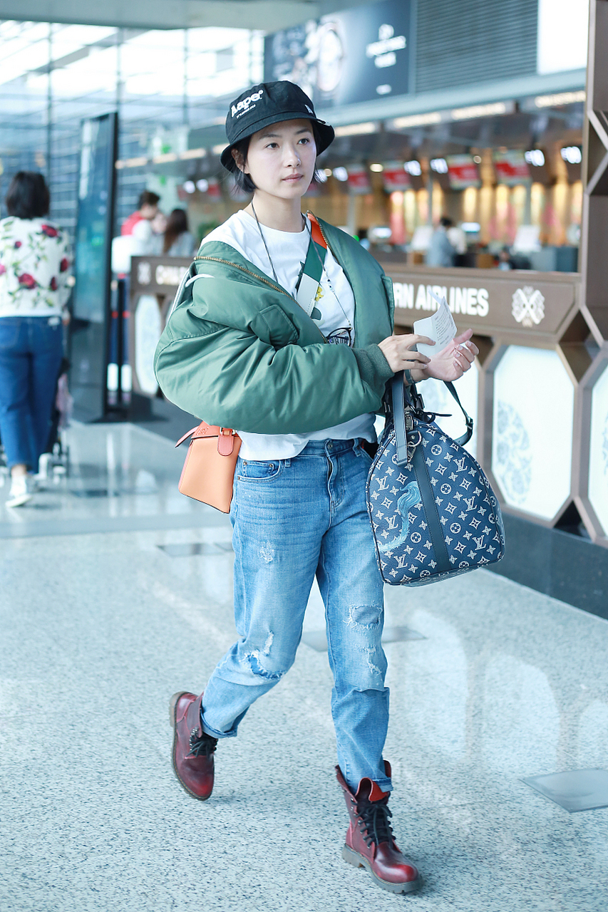 万茜属于芒果系艺人,她的全约都是签在芒果旗下的,她这几年的大部分