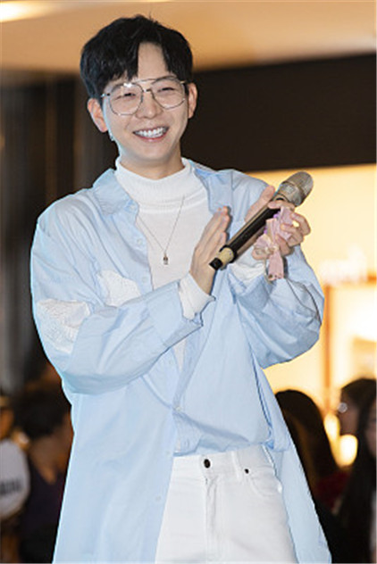 胡夏出席"地球守护者"活动 戴圆框眼镜显儒雅气质