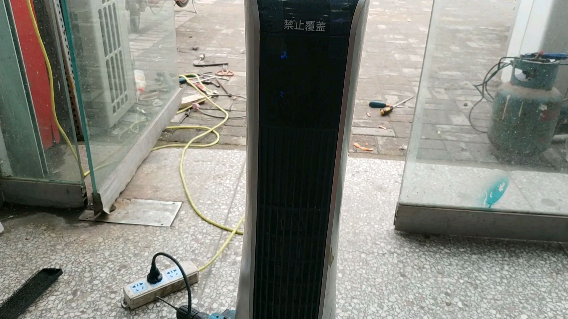 电吹风取暖器,好像夏天一样吹冷风,小伙拆开几分钟就搞定