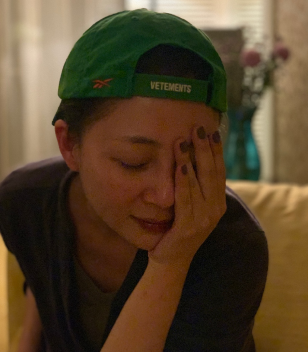 殷桃深夜醉酒晒素颜照,头上的帽子成亮点,五个字回复网友很伤感