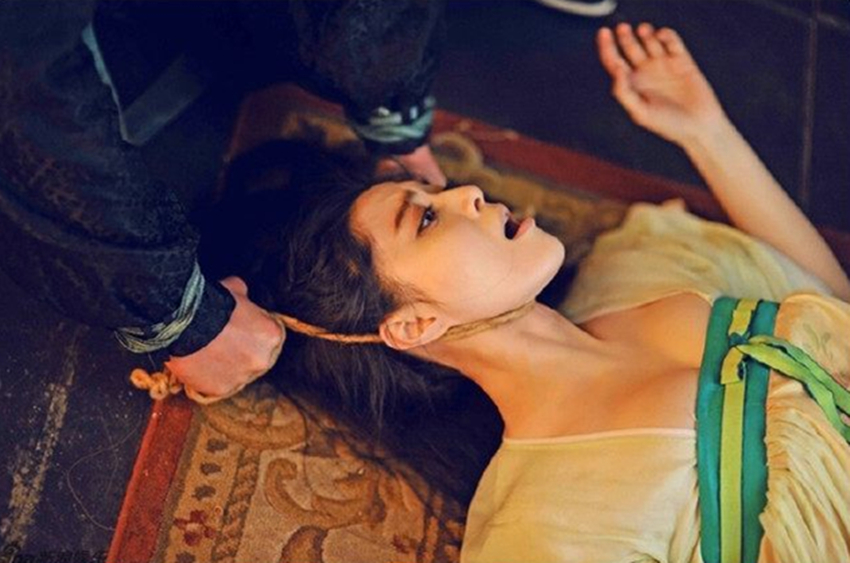 【女星被掐脖子:秦岚楚楚可怜,杨幂一脸便秘,而她的表情很享受!