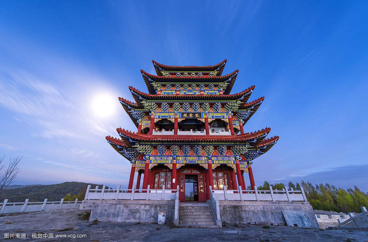 历史上的紫云阁叫做望江祠,是一座"江神庙",全部木板结构,始建于1894