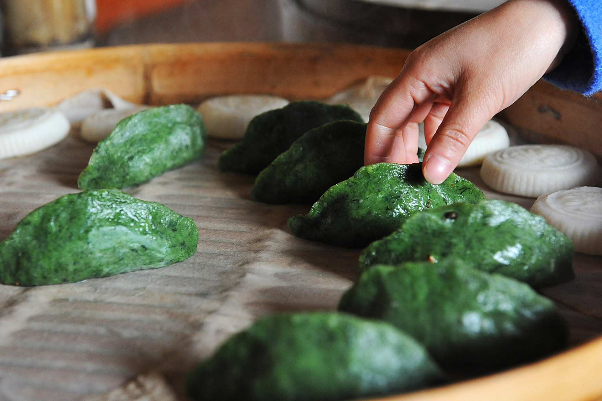 自己不会做的,大街小巷也会有专门的早餐店,出售这样的清明粑.