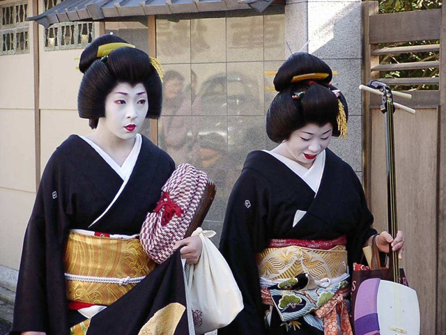 日本"另类"审美,女人染黑牙剃眉毛,中国网友:美得让人动容