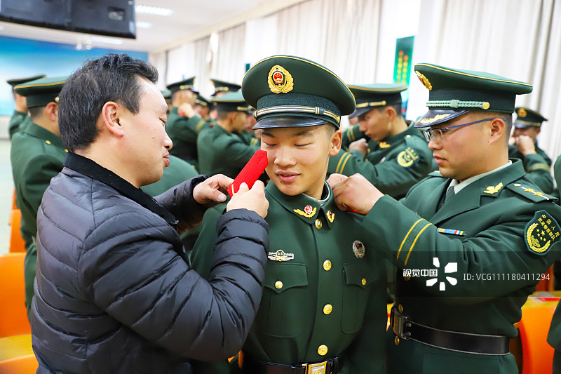 济南:武警山东总队举行2018年度新兵授衔仪式