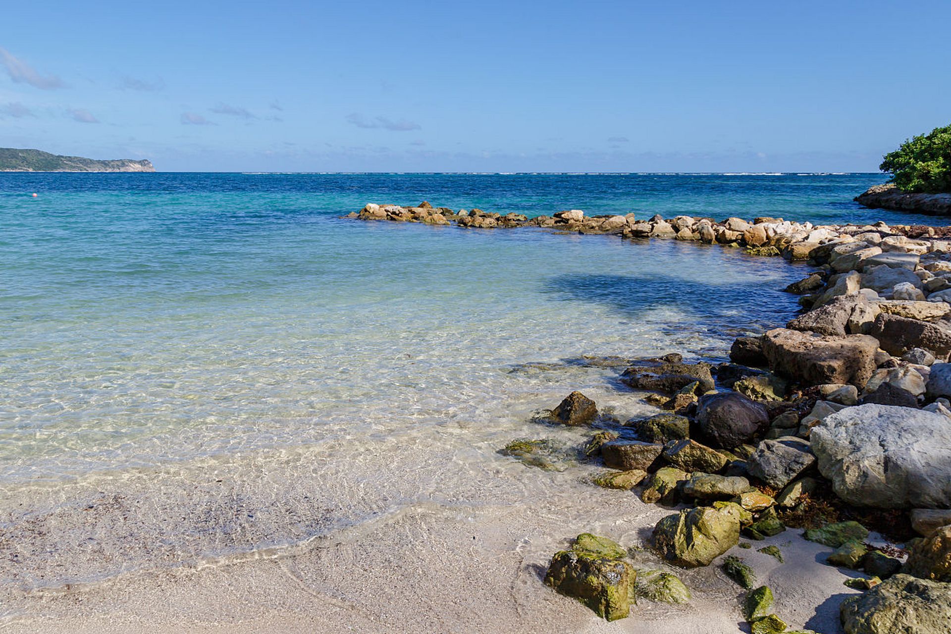 垦丁白沙湾海滩 白沙湾海滩以其细软的白沙滩和清澈的海水而著名,是