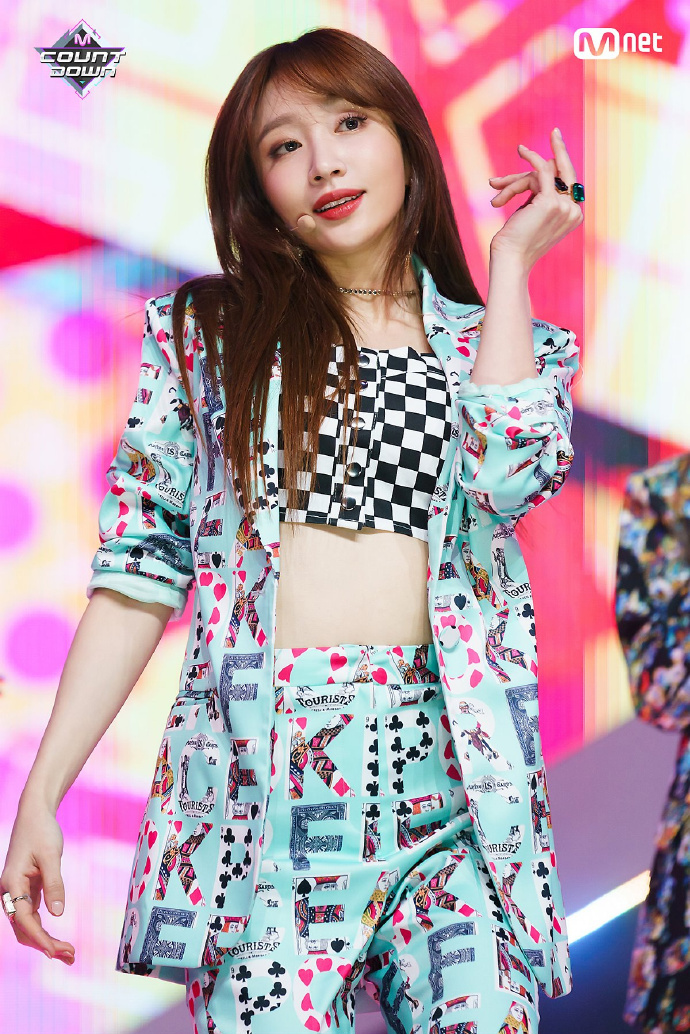 韩国女团exid成员hani现场表演:大长腿引人注目,腹肌性感撩人!