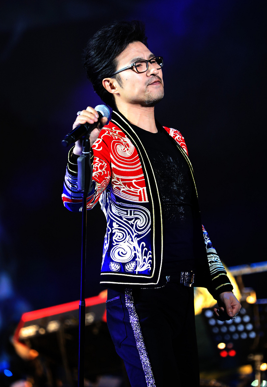 汪峰在上海虹口足球场开唱,这是一个可以容纳五万多人的大场地