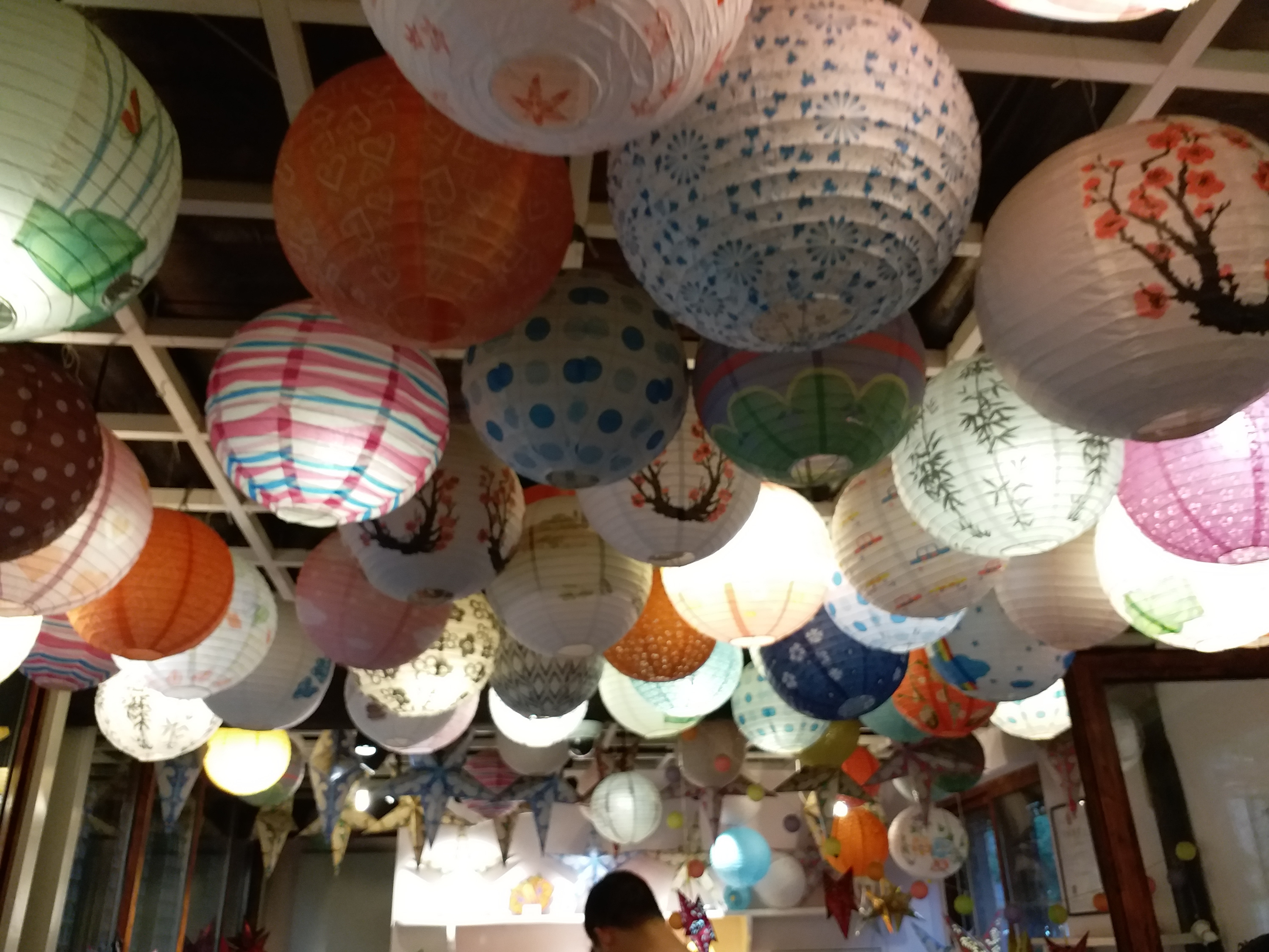 这是风筝店   有兴趣的朋友还可以自己动手做风筝哦