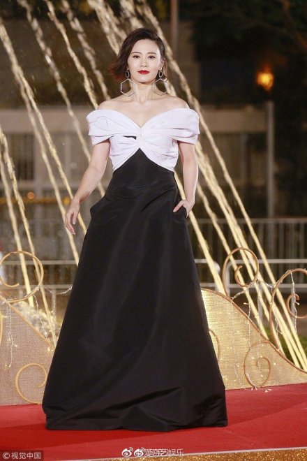 朱晨丽的露肩礼服,露出好看的锁骨,性感的同时美丽满分!