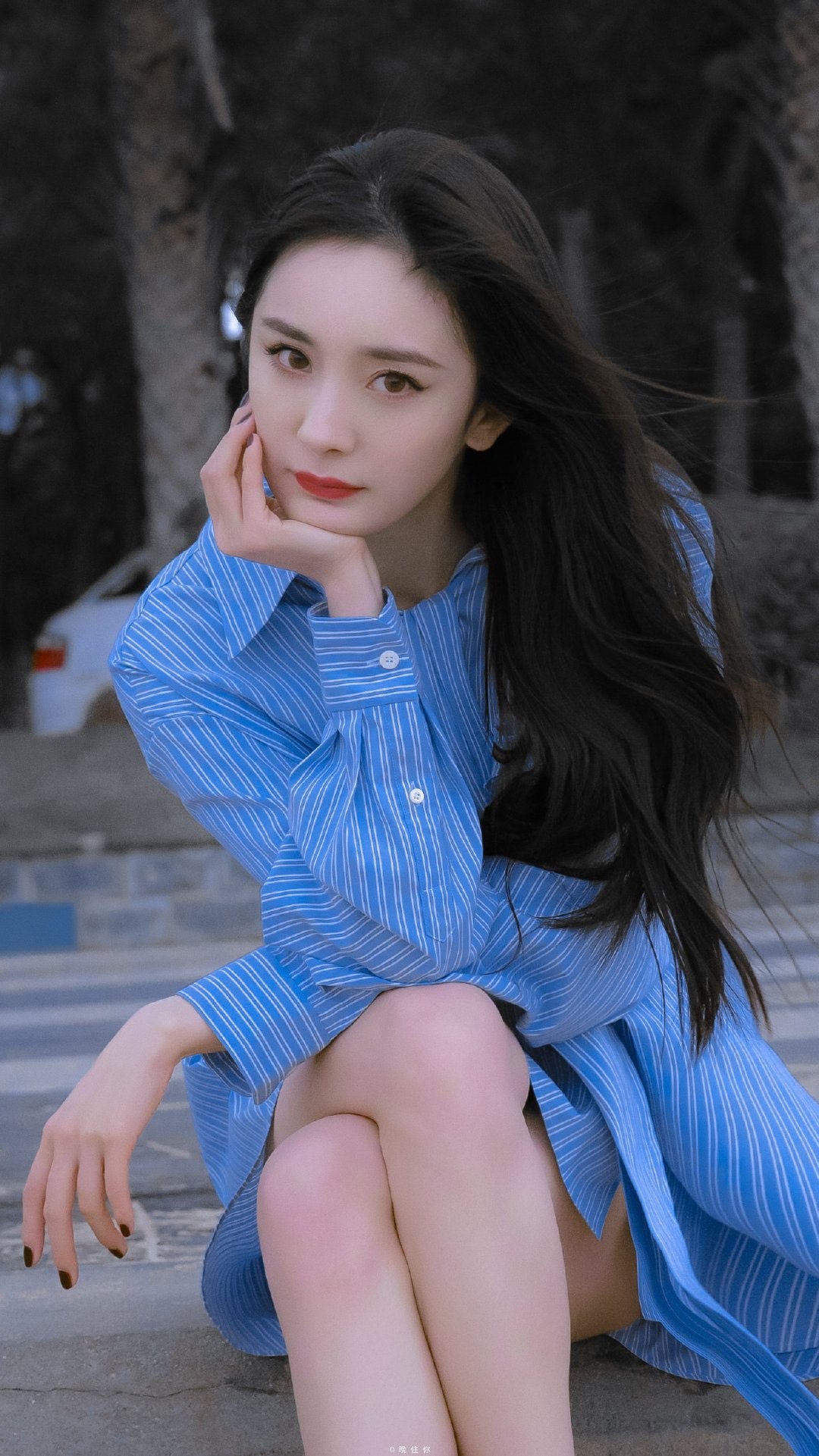 杨幂蓝色衬衫搭配洞洞鞋