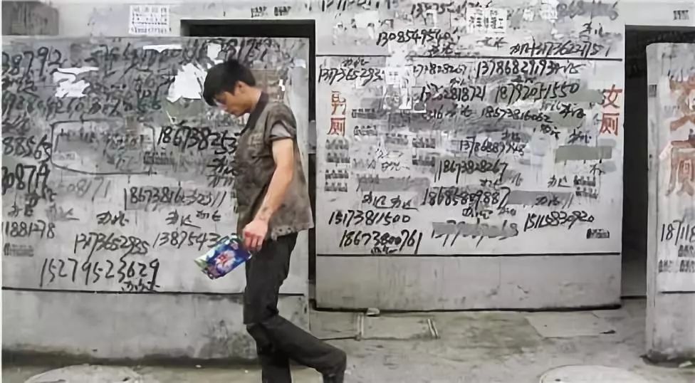 城市小广告的暴力美学,令人窒息