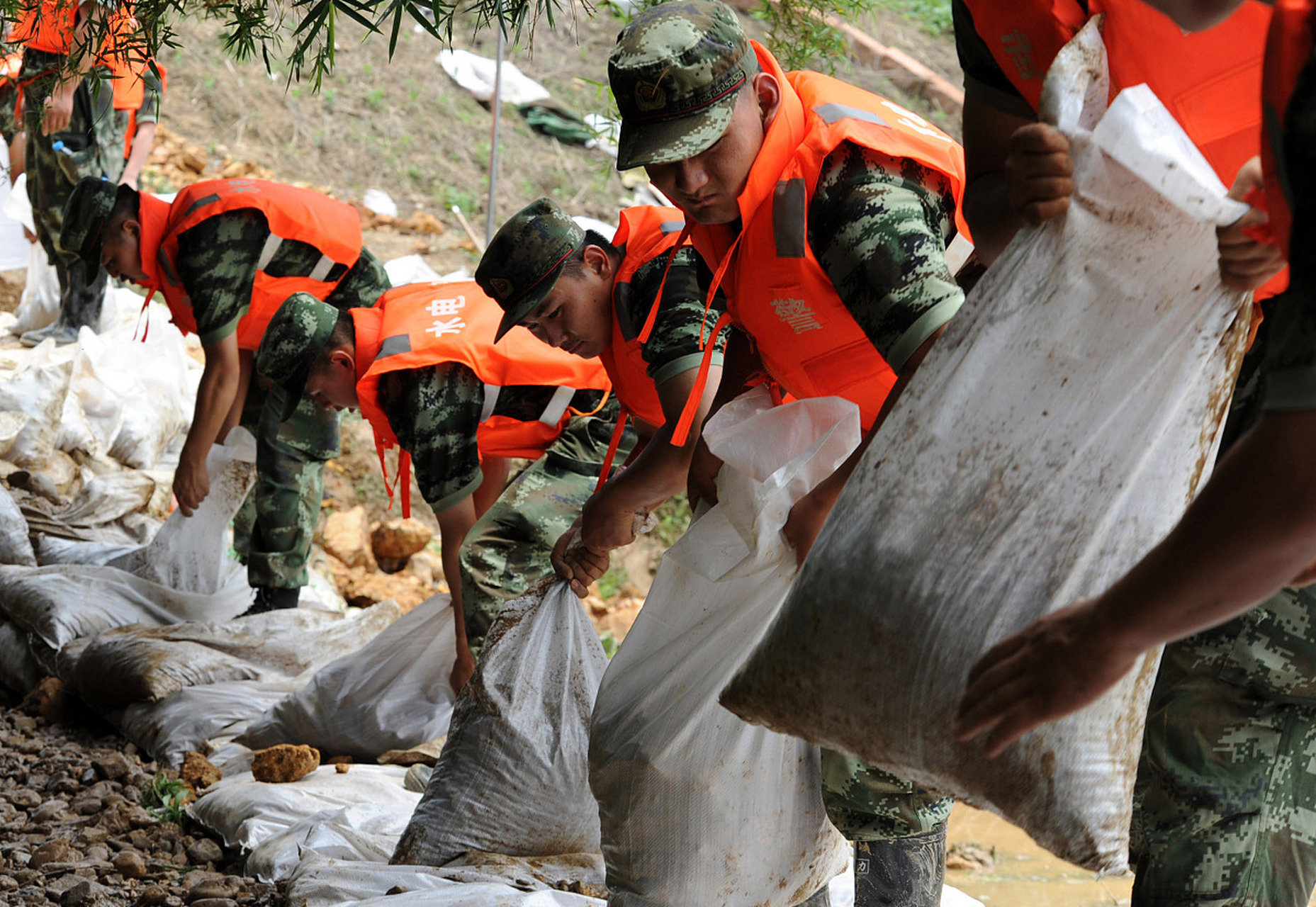 子弟兵在抗洪一线