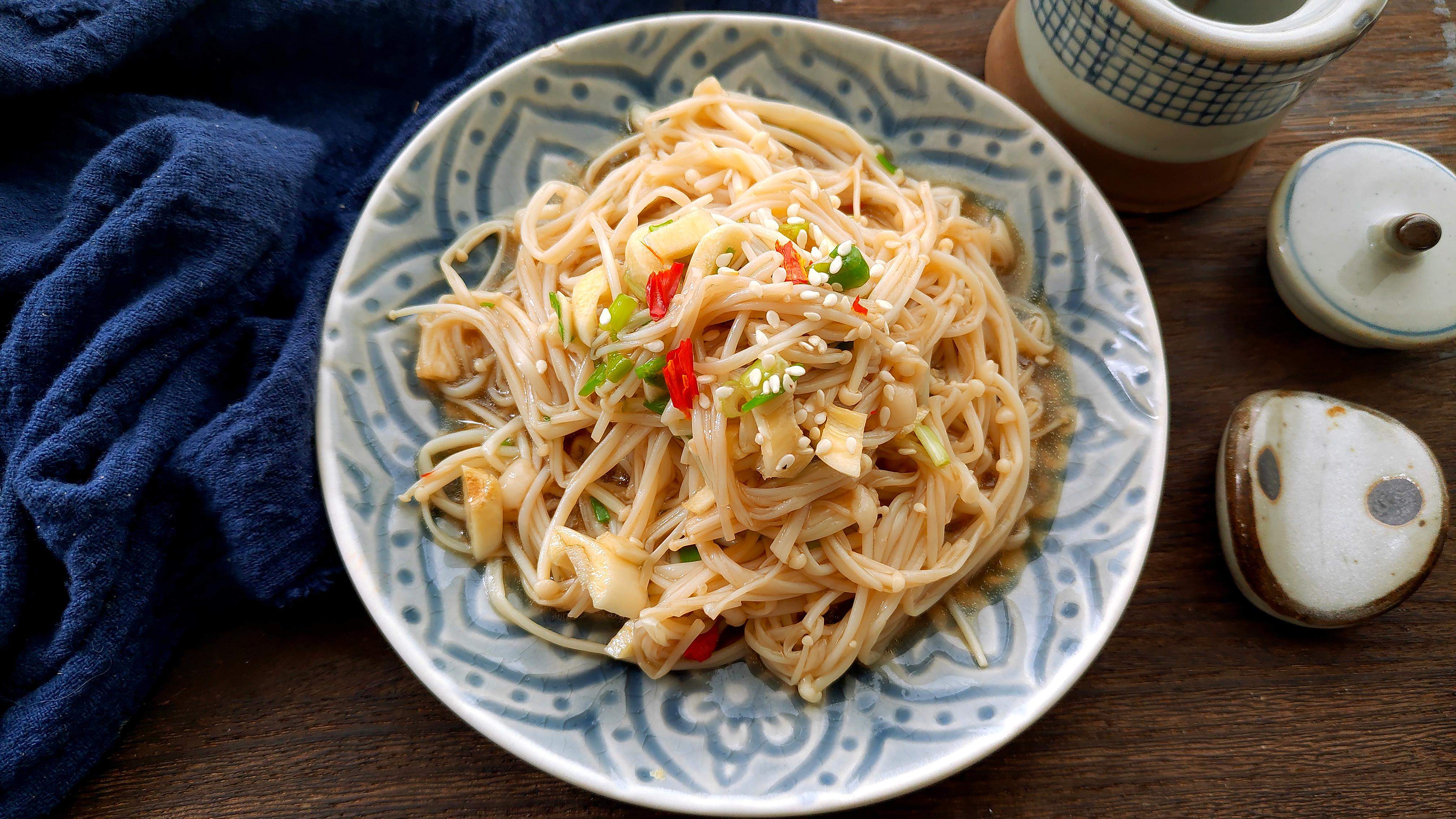 酸辣爽口的凉拌金针菇,比热菜还下饭,孩子吃了长得高,更聪明!