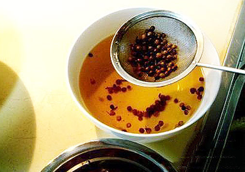 每天喝一碗"花椒泡水",坚持一段时间,身体可能会有这3个改变