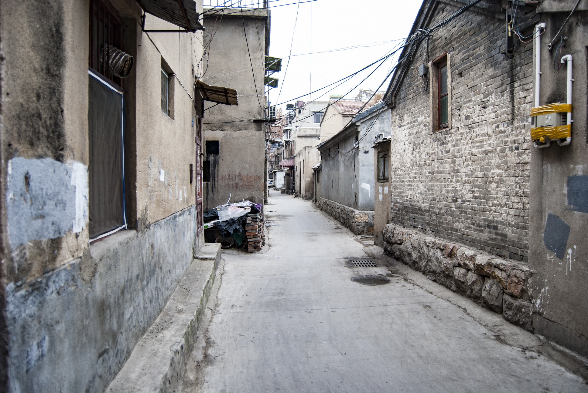 小巷的楼外墙上晾着自制的香肠,感觉香味诱人.