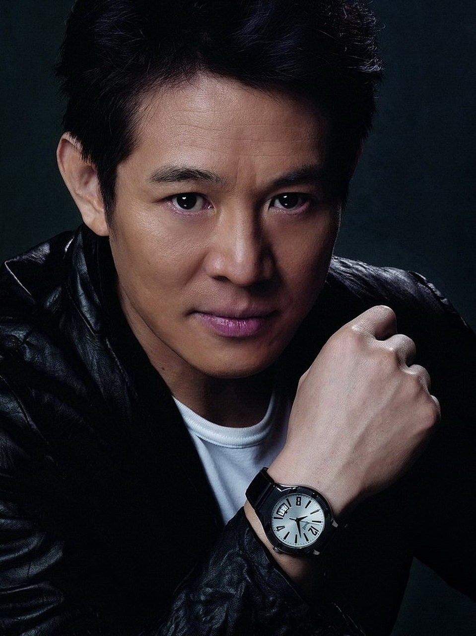 2010年,李连杰来到西藏大昭寺,被一颗九眼天珠深深吸引.