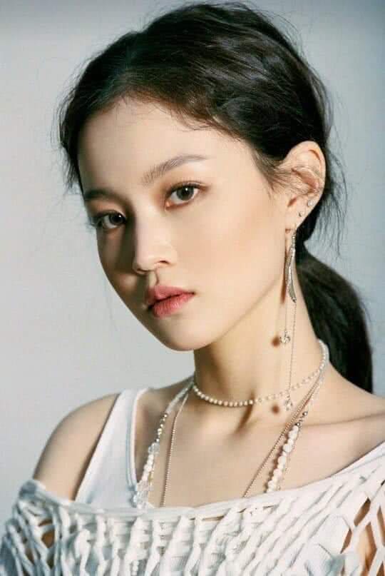 "yg宝藏"李夏怡终于回归,东洋风穿搭神秘少女,美得焕然一新