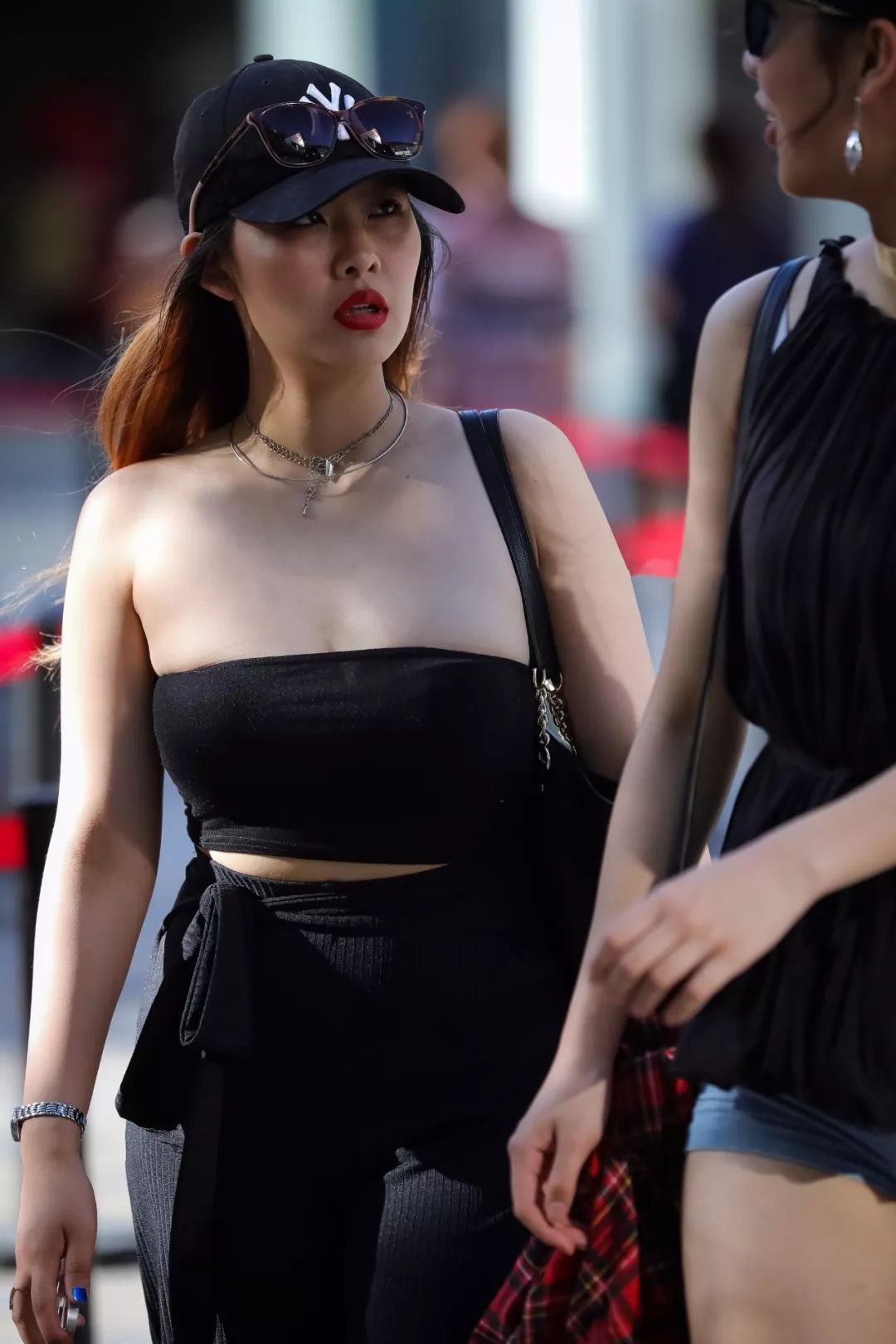 街拍:身材丰腴的小姐姐身穿抹胸连衣裙,秀出独特的气质