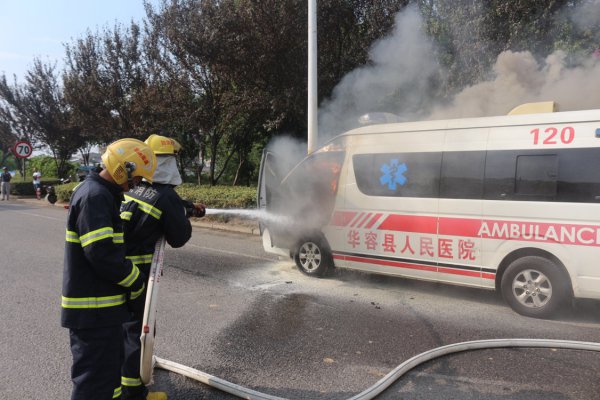 惊魂时刻!岳阳一120急救车起火,幸好车上没病人