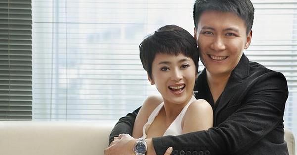 当红女星嫁给跑龙套演员,婚后被老公独宠,44岁活得像18岁少女