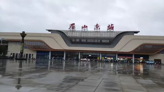 车站致歉!眉山东站外近百位旅客雨中等待进站,车站公布两条整改措施