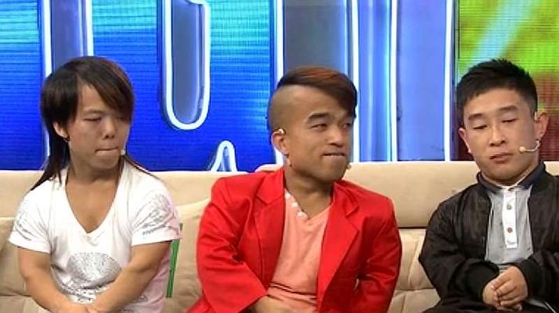 侏儒症男孩儿因为太矮,家里人怕被嘲笑,把他锁在家里不让出门!,娱乐,情感/伦理,好看视频