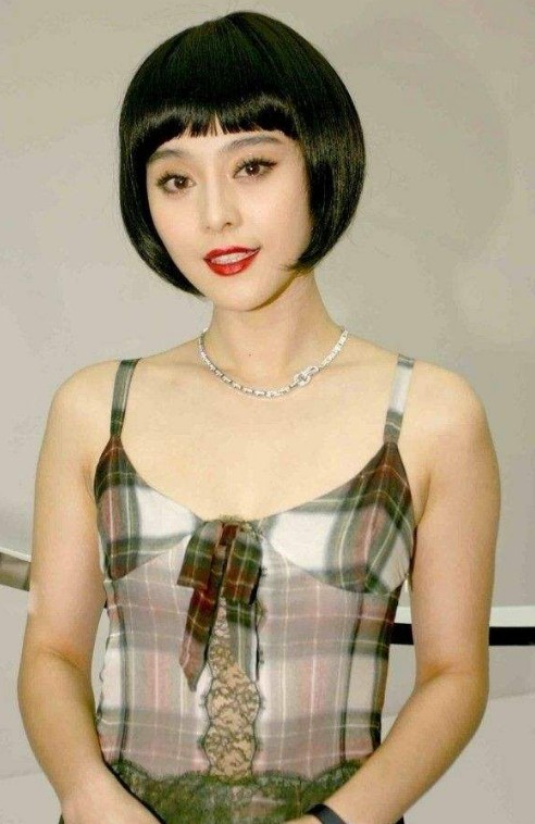 范冰冰早期穿紧身吊带裙,简直宛如"天仙"一般,令人怦然心动
