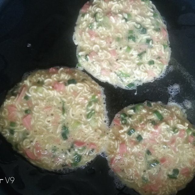 泡面鸡蛋饼,换个方式吃泡面