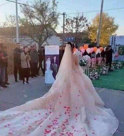 新娘逃婚走红网络,脱掉婚纱获赞100万!