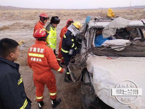 回家心切新疆客酒泉突遭车祸-17℃消防迅速救援脱险境