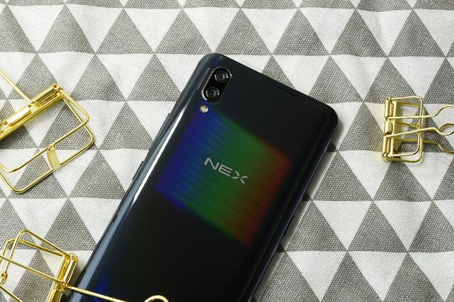 最强全面屏 屏幕指纹!vivo nex颜值完美:瞬间想买
