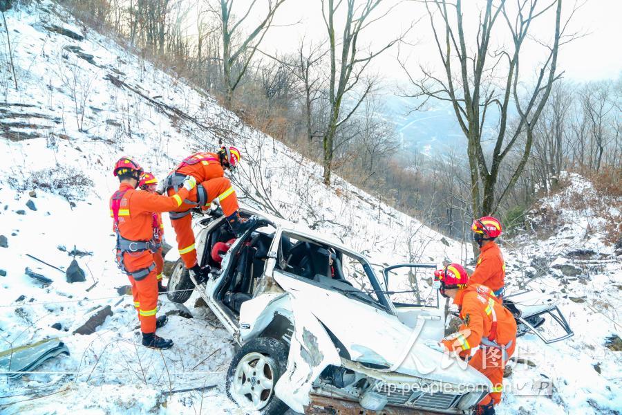 襄阳市消防救援支队在保康县山区开展雨雪冰冻天气道路交通事故救援