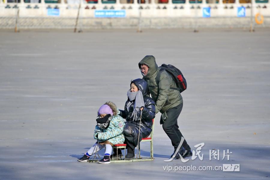 2018年12月28日,北京什刹海冰场市民在冰场滑冰.