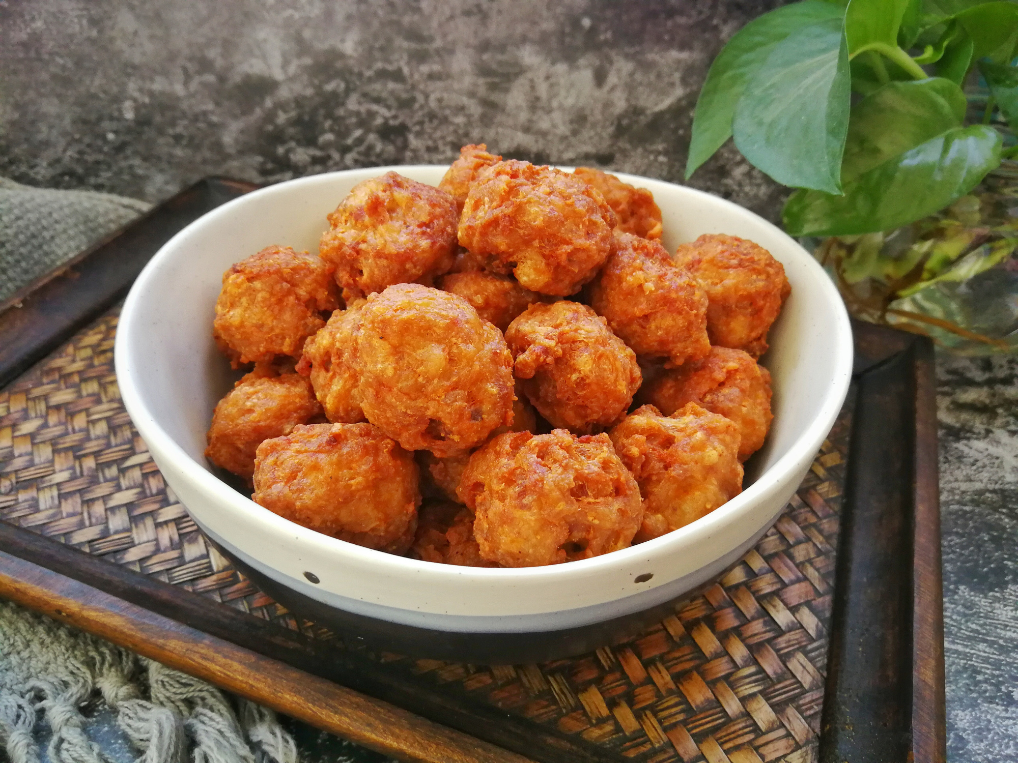 在家炸肉丸子,外酥里嫩,不糊不散,记住这种调料一定不能加