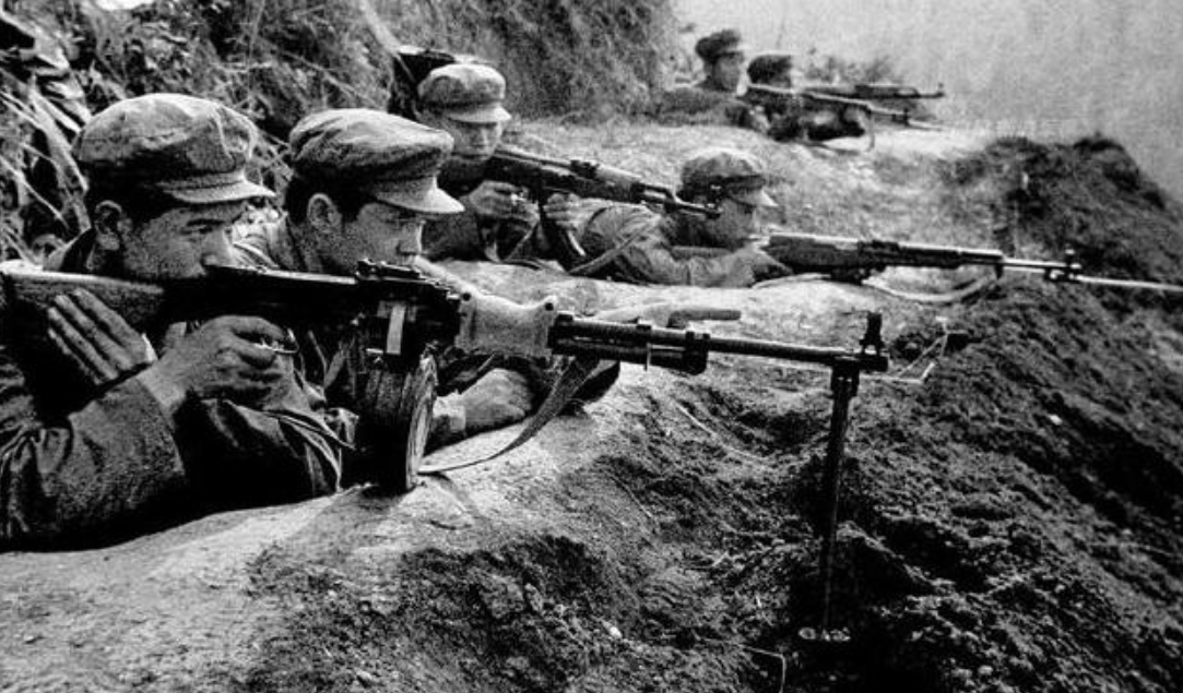 对越自卫反击战老照片:图一解放军军官,图六是猫耳洞前的解放军