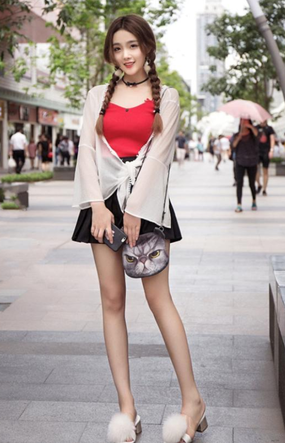 街拍:喜欢第五位美女,丰满的身材还穿紧身衣,这样的美感太显眼