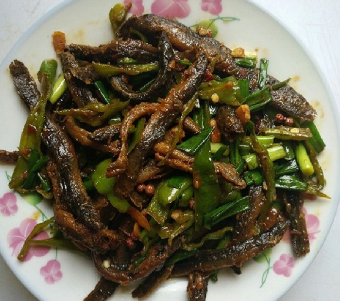 炒泥鳅时,别傻傻的直接下锅炒,牢记"2步",吃起来营养没腥味