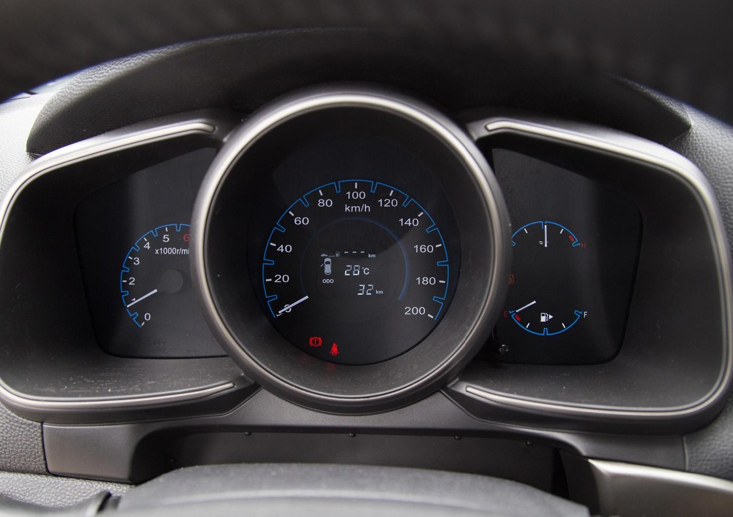 《长安cx70》仪表盘采用了其家族化设计风格,仪表盘可以说绝对让人