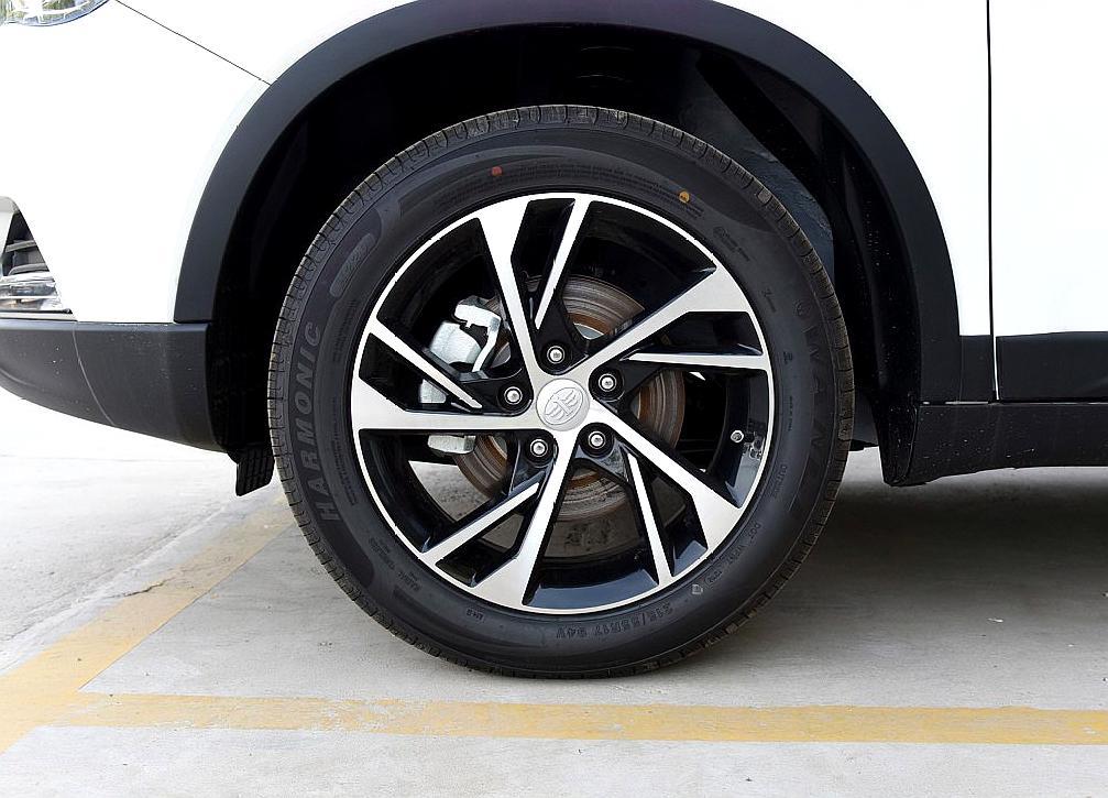 前后轮眉处的光影轮拱设计,17英寸铝合金轮毂造型时尚.