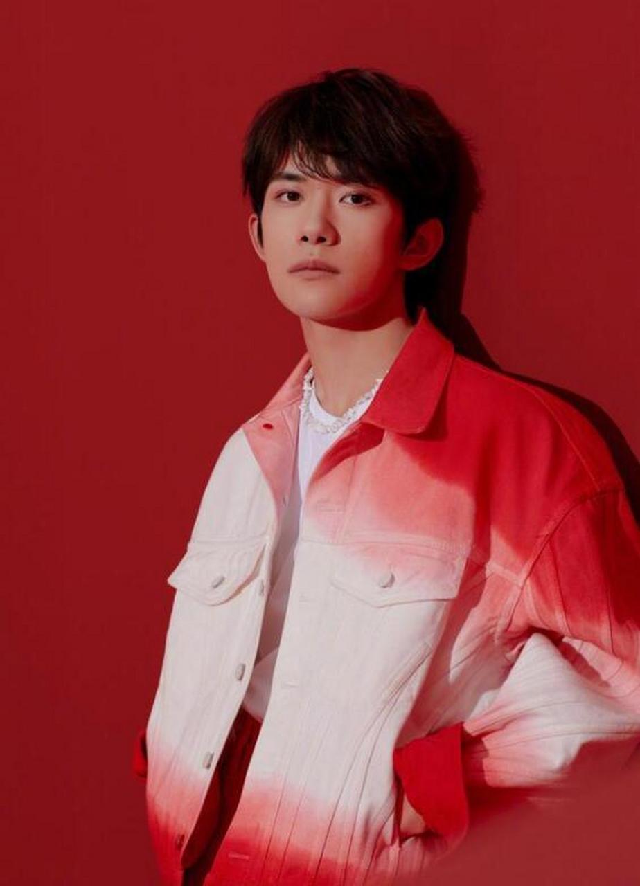 昨日易烊千玺演唱会结束后录视频感谢粉丝:"谢谢你们今天来看我的演唱