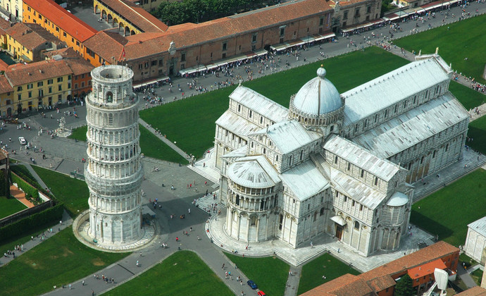 广场包含了比萨大教堂,洗礼堂,比萨斜塔和墓园,建筑风格独特,视野十分