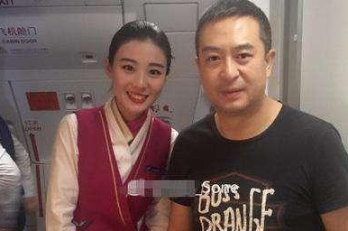 47岁低调演员张嘉译坐飞机没明星架子与空姐拍照!
