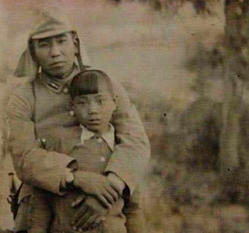 历史罕见老照片:日本鬼子攻占了黄梅县,12岁的国军小战士
