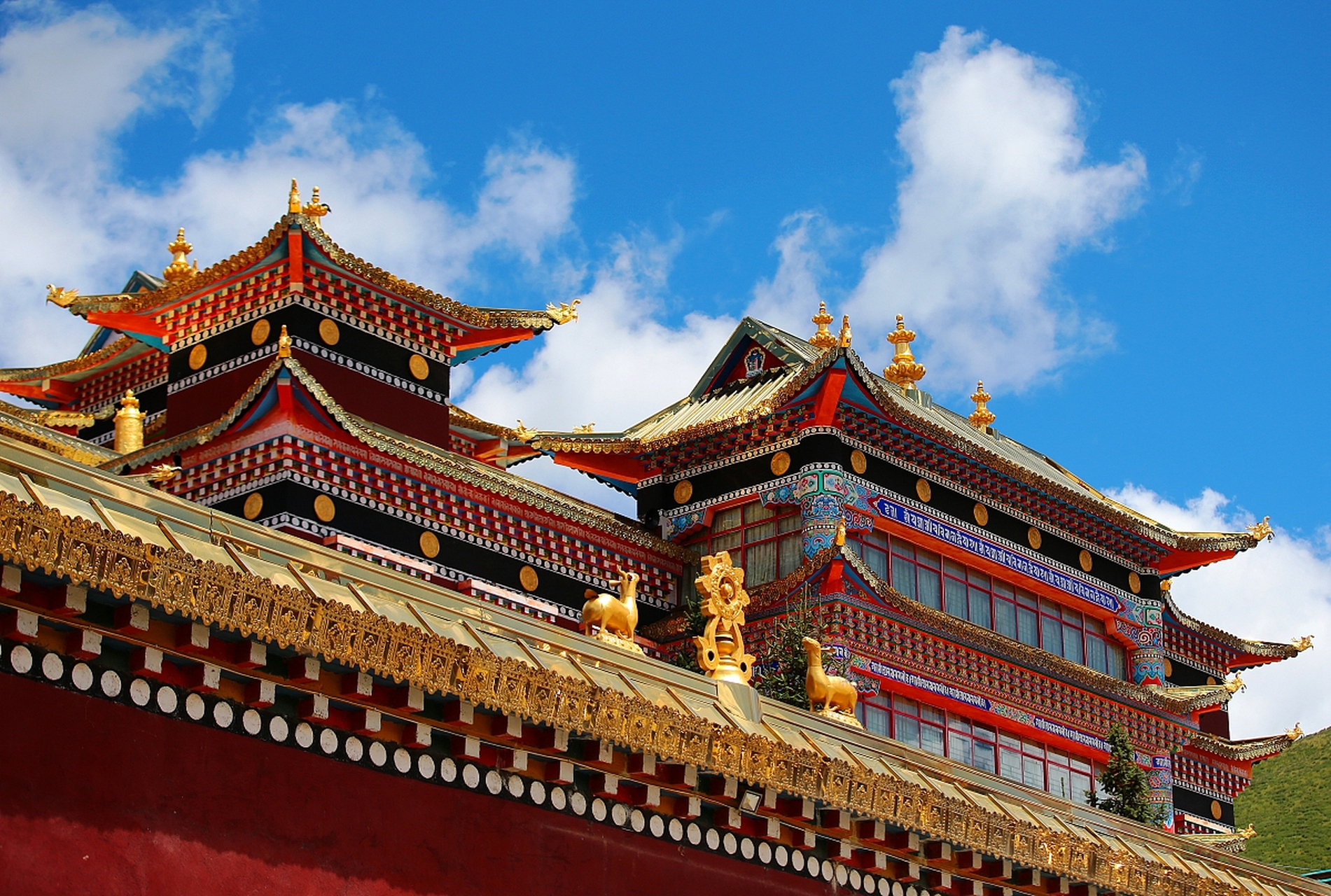 拉卜楞寺是藏传佛教格鲁派六大寺庙之一,被誉为"世界藏学府",位于甘肃