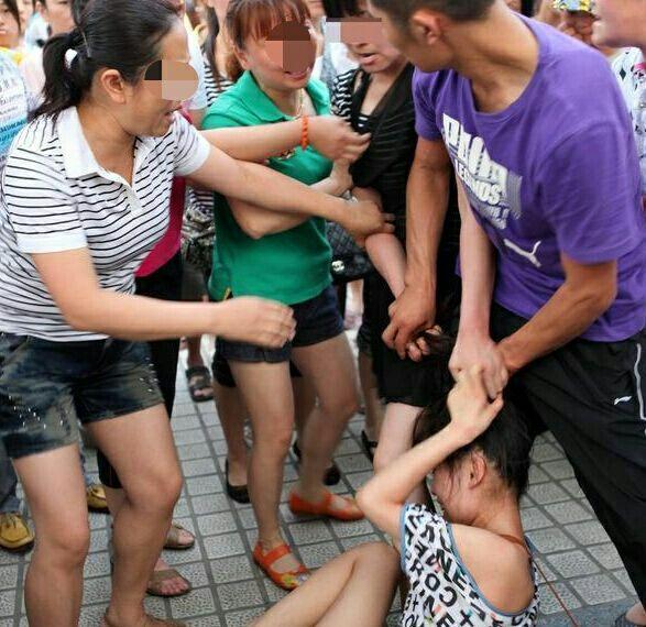 撞见老公约会情人我大打出手,老公在旁边做一事,我把他让给小三