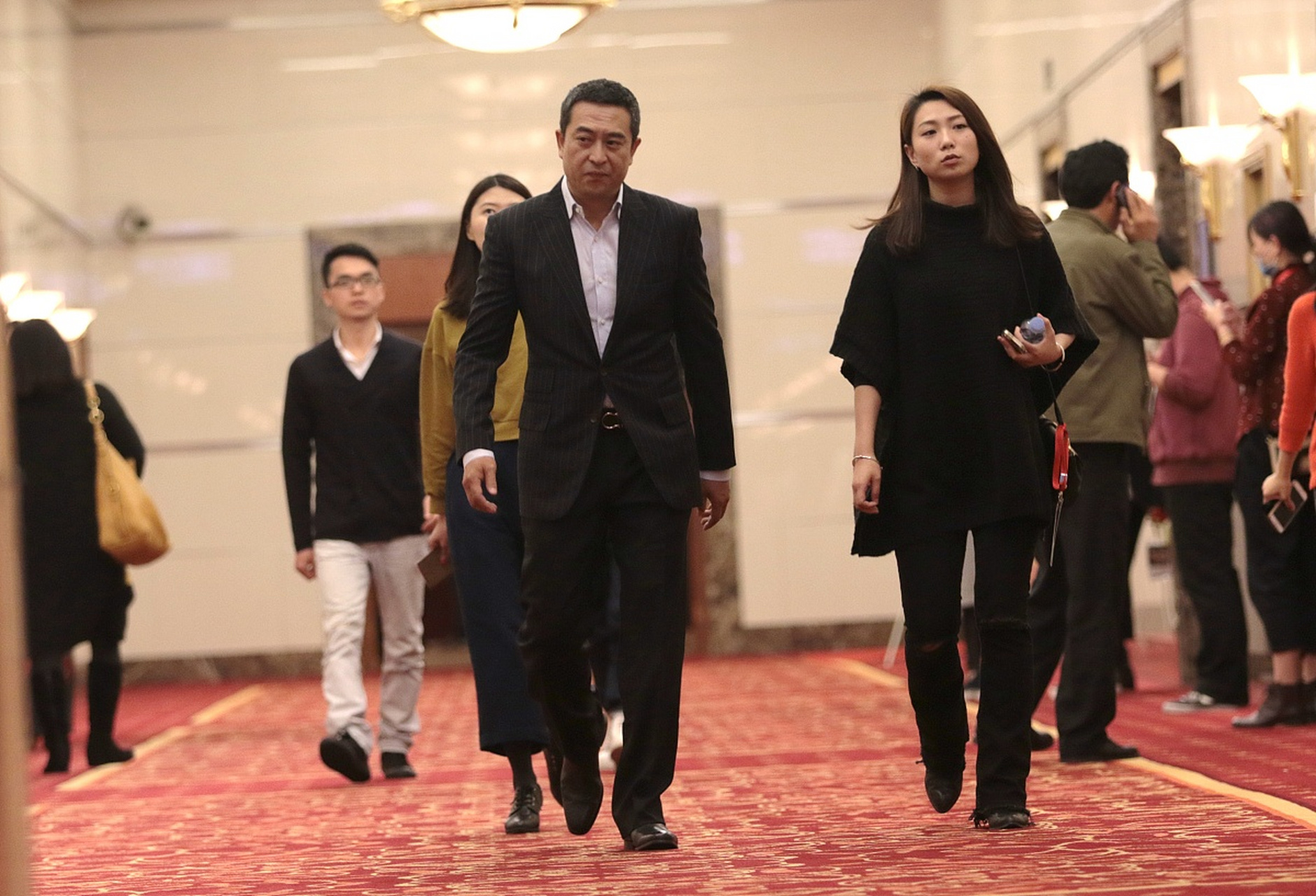 男神张嘉译家庭合照爆出,夫妻两人居然都是二婚,女儿太像他!