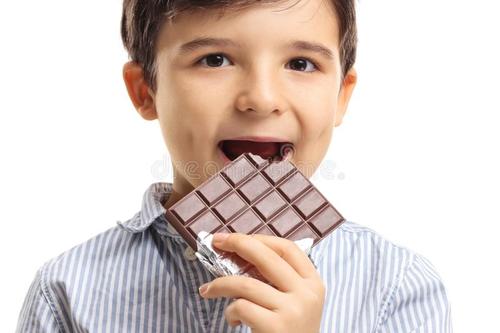 孩子吵着要吃巧克力,家长该顺从还是拒绝?