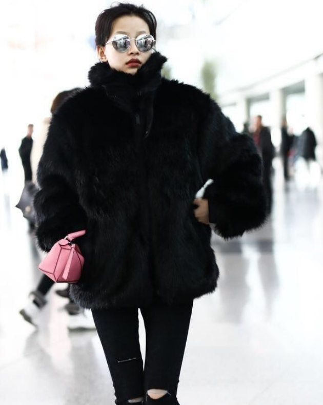 孙怡过冬不含糊,黑色貂皮大衣走机场保暖又贵妇,看到腿惊呆了!